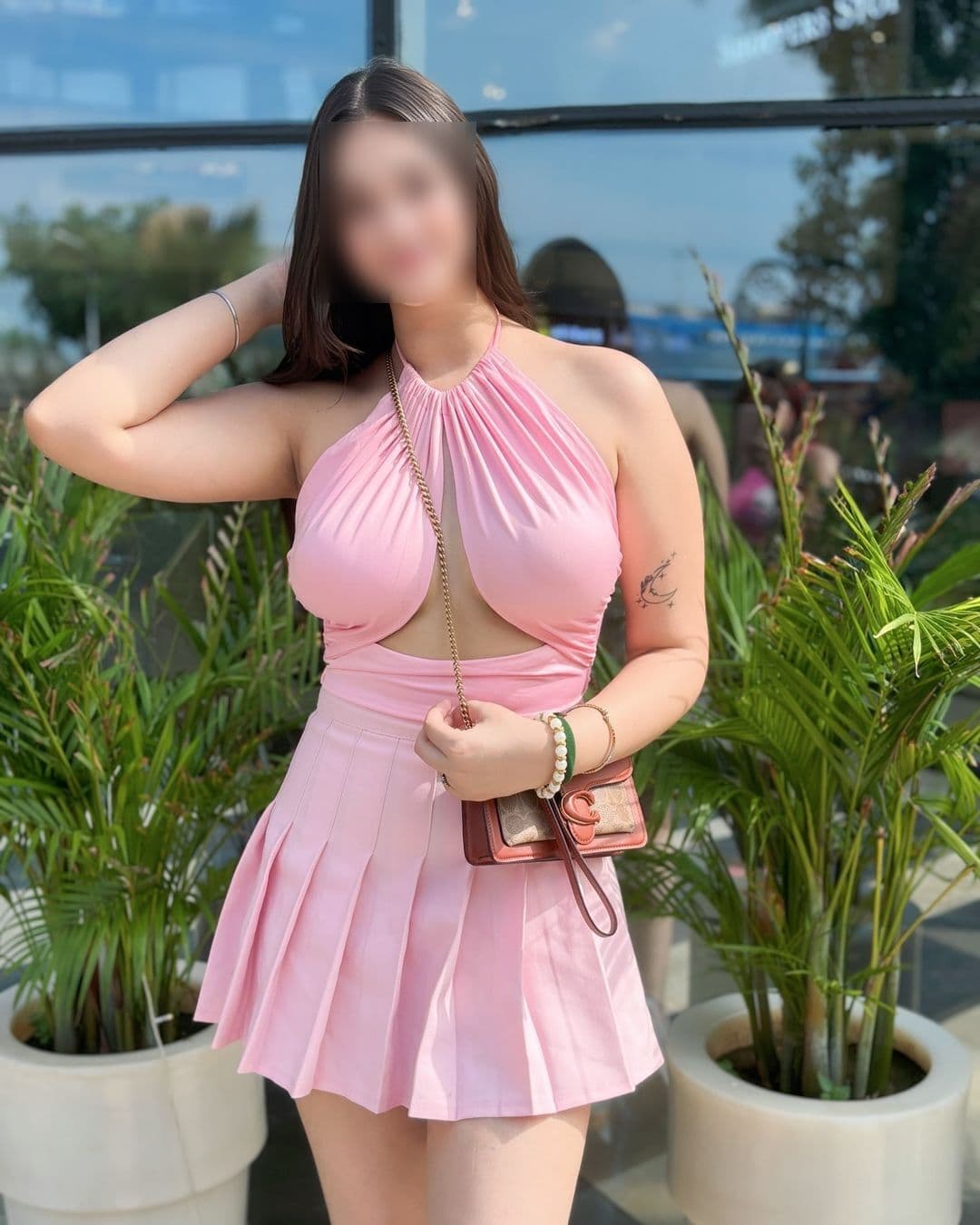 Safe discreet hotel environment for female arousal